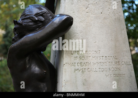 Monument à Arthur Sullivan montrant mots par W.S. Gilbert à Victoria Embankment Gardens, Westminster, Londres, WC2. Banque D'Images