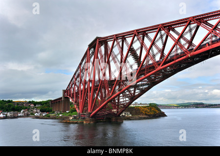 La circonscription de train Forth Railway Bridge / Forth Rail Bridge sur le Firth of Forth près d'Edimbourg, Ecosse, Royaume-Uni Banque D'Images