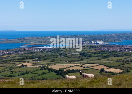 Avis de Larne et Ballylumford Power Station, d'Sallagh Braes Irlande du Nord, Royaume-Uni Banque D'Images