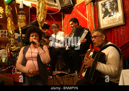 Des musiciens au restaurant Chez Louisette, Paris, France Banque D'Images