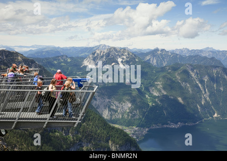 Les enfants de regarder à travers un télescope sur Visio 5doigts plate-forme d'observation sur la montagne Dachstein Krippenstein Site du patrimoine mondial. Banque D'Images