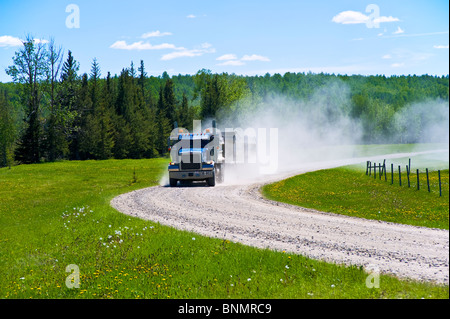 Un camion-benne sur un chemin de gravier. Banque D'Images