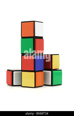 Blocs de construction multicolore sur fond blanc Banque D'Images