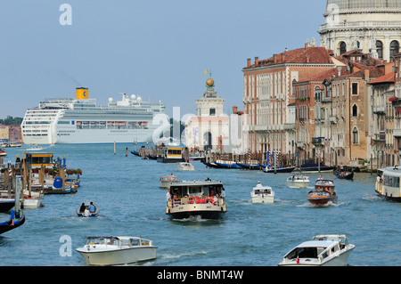 Venise. L'Italie. Le trafic sur le Grand Canal. Canal Grande. Banque D'Images