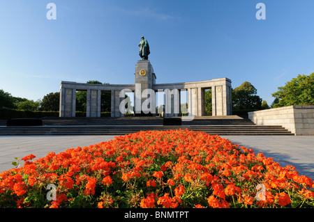 Parterre de fleurs sculpture Berlin Allemagne Europe monument monument figure tablette de pierre mémoire memorial history war memorial Banque D'Images