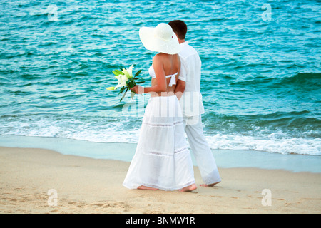 Jeune couple romantique marche le long de la mer Banque D'Images