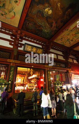 Les gens à l'intérieur le Temple Senso-ji, Asakusa, Tokyo, région du Kanto, l'île de Honshu, Japon Banque D'Images