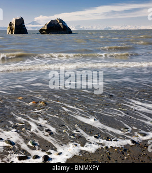 Vue panoramique sur la côte de l'Alaska avec le Mont Redoubt fumée en éruption au cours de l'éruption de 2009, Clam Gulch, Cook Inlet, Alaska Banque D'Images