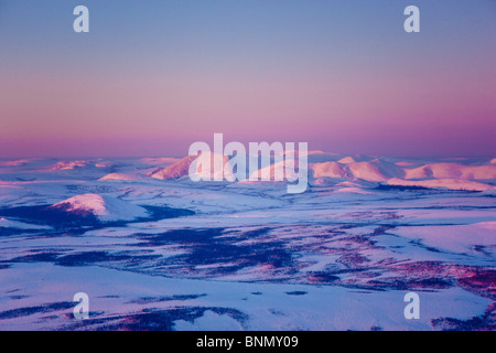 Vue aérienne de la vallée de la rivière Noatak et la Baird montagnes juste avant le coucher du soleil en hiver, l'Alaska arctique Banque D'Images