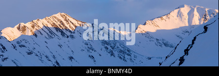 Pittoresque panorama de montagnes Chugach alpenglow sur Turnagain Pass, dans la péninsule Kenai, Alaska en hiver Banque D'Images