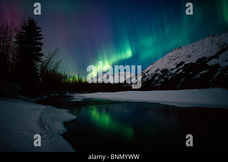 Northern Lights sur la vallée de la rivière Portage SC Alaska Banque D'Images