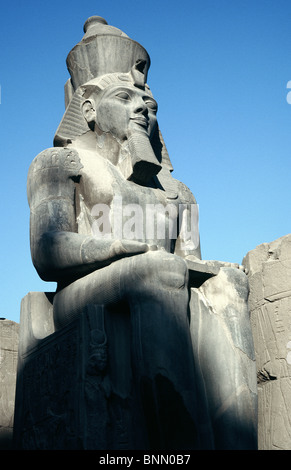 Statue de Ramsès qui garde l'entrée de la Colonnade de la cour de Ramsès II à l'intérieur du temple de Louxor. Banque D'Images