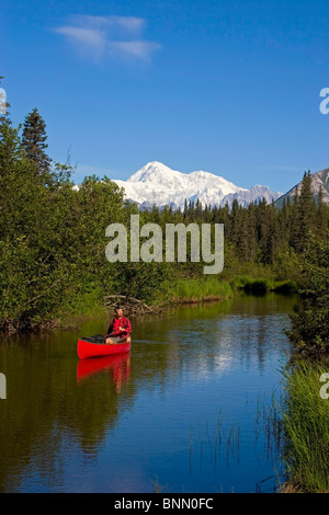 Homme Canoë sur Byers lake avec Denali en arrière-plan l'Alaska Summer Banque D'Images