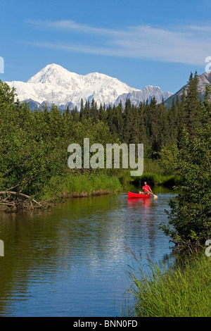 Homme Canoë sur Byers lake avec Denali en arrière-plan l'Alaska Summer Banque D'Images