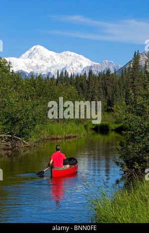 Homme Canoë sur Byers lake avec Denali en arrière-plan l'Alaska Summer Banque D'Images