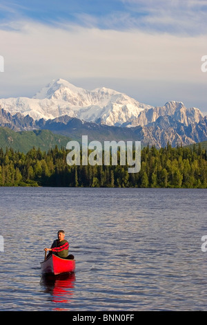 Homme Canoë sur Byers lake avec Denali en arrière-plan l'Alaska Summer Banque D'Images