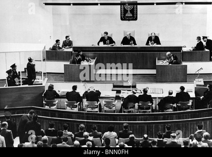 ADOLF EICHMANN (1906-1962) officier nazi allemand responsable de la logistique de l'Holocauste en Europe de l'est à son procès Banque D'Images