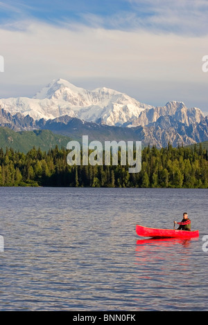 Homme Canoë sur Byers lake avec Denali en arrière-plan l'Alaska Summer Banque D'Images