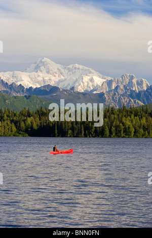 Homme Canoë sur Byers lake avec Denali en arrière-plan l'Alaska Summer Banque D'Images