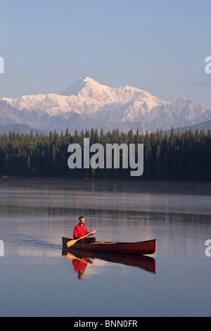 Homme Canoë sur Byers lake avec Denali en arrière-plan l'Alaska Summer Banque D'Images