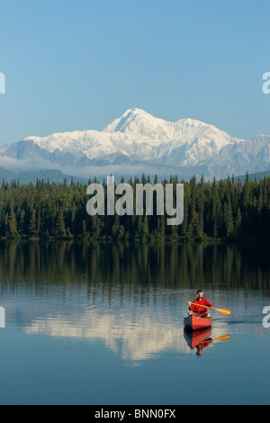 Homme Canoë sur Byers lake avec Denali en arrière-plan l'Alaska Summer Banque D'Images