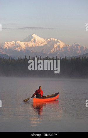 Homme Canoë sur Byers lake avec Denali en arrière-plan l'Alaska Summer Banque D'Images