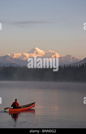 Homme Canoë sur Byers lake avec Denali en arrière-plan l'Alaska Summer Banque D'Images