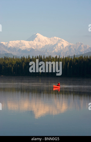 Homme Canoë sur Byers lake avec Denali en arrière-plan l'Alaska Summer Banque D'Images