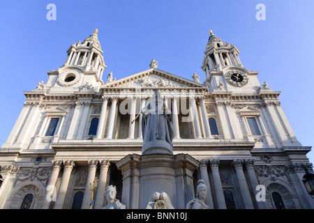 La Cathédrale St Paul/entrée avec la statue de la reine Anne au premier plan Banque D'Images