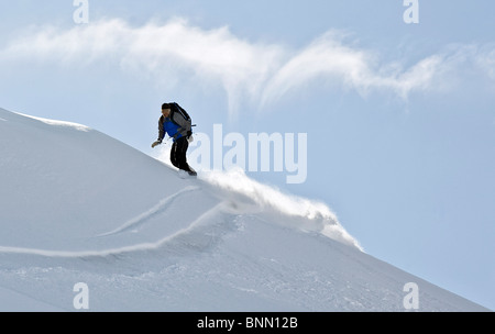 Snowboarder prend un tour blanc sur une crête dans Hatcher Pass, Alaska Banque D'Images