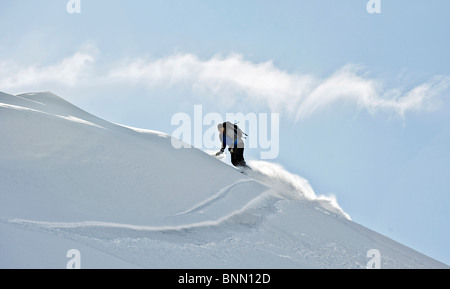 Snowboarder prend un tour blanc sur une crête dans Hatcher Pass, Alaska Banque D'Images