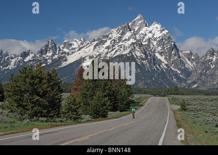 Location biker rider Autoroute Teton Mountain Range Parc National de Grand Teton Wyoming USA Banque D'Images