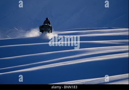 Sur l'homme en motoneiges à Turnagain Pass KP Alaska Banque D'Images