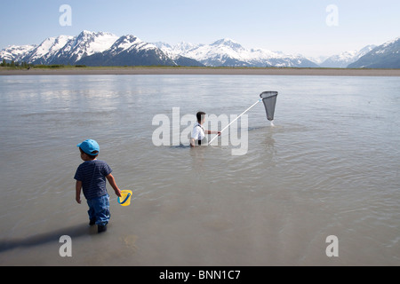 Père et fils de pêche épuisette pour hooligan le long de l'autoroute de Seward, Alaska Banque D'Images