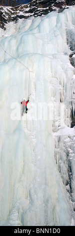 Escalade sur glace personne Seward Hwy Southcentral AK winter scenic Banque D'Images