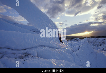 Grimpeur sur glace au coucher du soleil sur l'Alaska Glacier Matanuska Banque D'Images