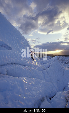 Grimpeur sur glace au coucher du soleil sur l'Alaska Glacier Matanuska Banque D'Images