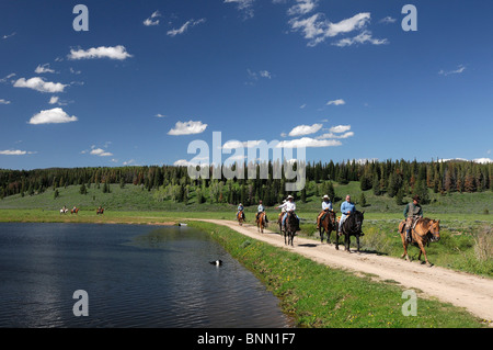 Panorama Guest's l'équitation battant un Ranch Guest Ranch Bondurant Wyoming USA forest lake Banque D'Images