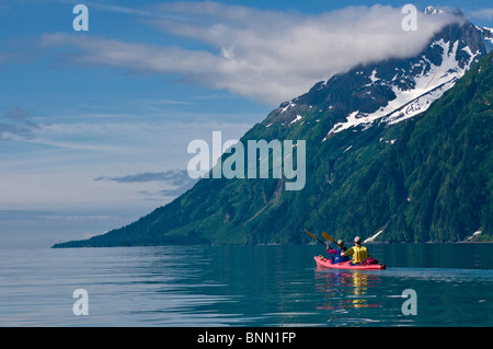 Couple kayaking in Shoup Bay, Prince William Sound, Alaska Banque D'Images