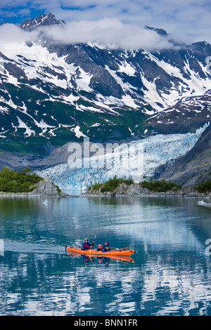 Kayak en famille Shoup Bay avec Shoup Glacier dans l'arrière-plan, le Prince William Sound, Alaska Banque D'Images