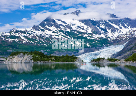 Kayak en famille Shoup Bay avec Shoup Glacier dans l'arrière-plan, le Prince William Sound, Alaska Banque D'Images