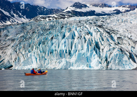 Couple kayaking in Shoup Bay avec Shoup Glacier dans l'arrière-plan, le Prince William Sound, Alaska Banque D'Images