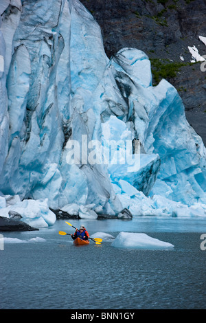 Couple kayaking in Shoup Bay avec Shoup Glacier dans l'arrière-plan, le Prince William Sound, Alaska Banque D'Images