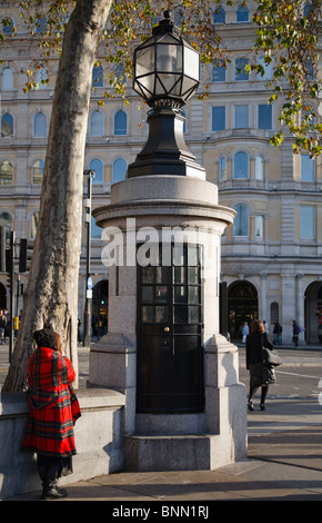 Le poste de police le plus petit du Royaume-Uni à Trafalgar Square à Londres Banque D'Images