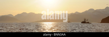 Panorama pittoresque de senneurs la pêche commerciale du saumon rouge dans le Prince William Sound, en Alaska, au coucher du soleil Banque D'Images