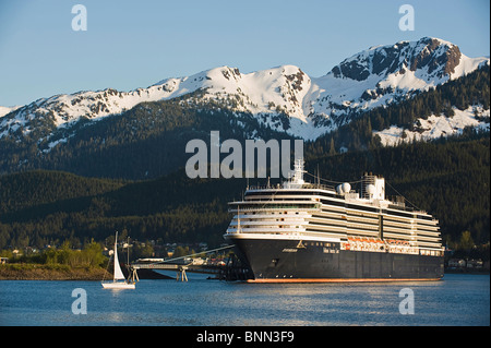 Un voilier passe devant le quai des navires de croisière Holland America Line/n'Zuiderdam' dans Canal Gastineau, Juneau, Alaska Banque D'Images