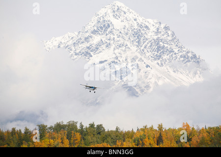 L'approche de l'avion à l'Aéroport Municipal de Palmer avec Granite Peak en arrière-plan, Southcentral Alaska, automne, Banque D'Images