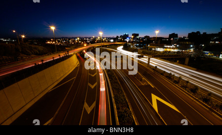 L'écoulement du trafic, en début de soirée le long de l'autoroute du Sud, Auckland, Nouvelle-Zélande. À l'Ouest. Banque D'Images