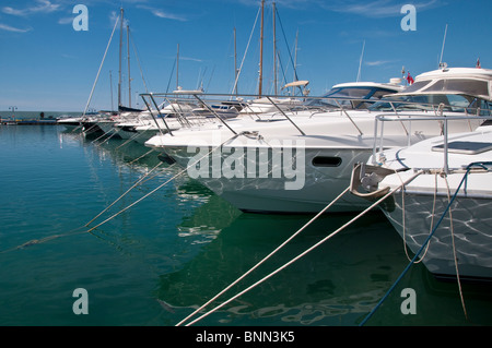 Bateaux de croisière dans le port de Moraira Costa Blanca Banque D'Images