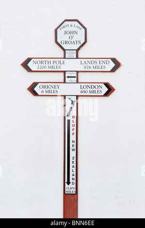 Panneau indiquant la distance de John O'Groats en Ecosse pour le pôle Nord, Lands End, Londres et en Nouvelle-Zélande. Banque D'Images